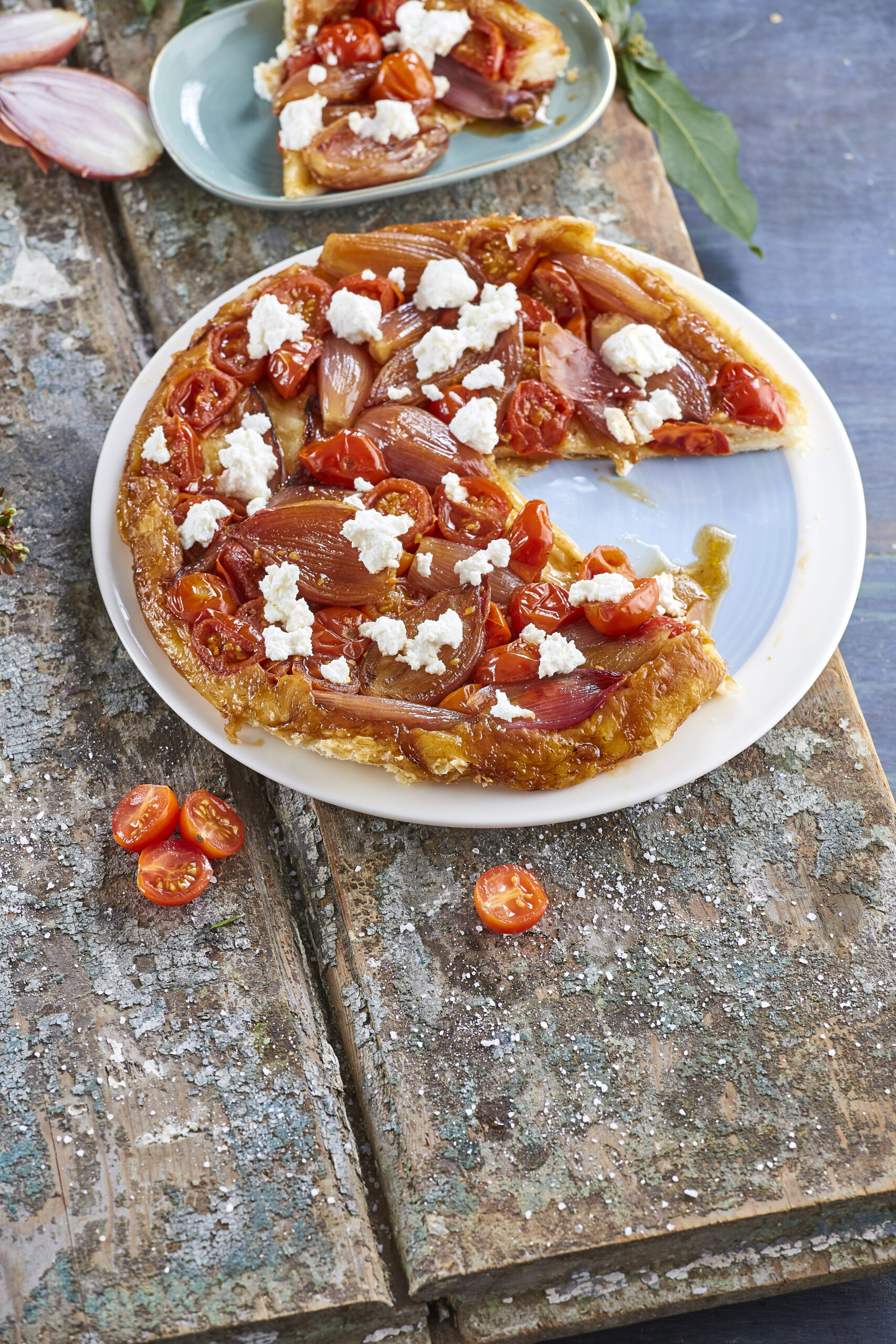 Tarte tatin de tomate-cereja e chalotas
