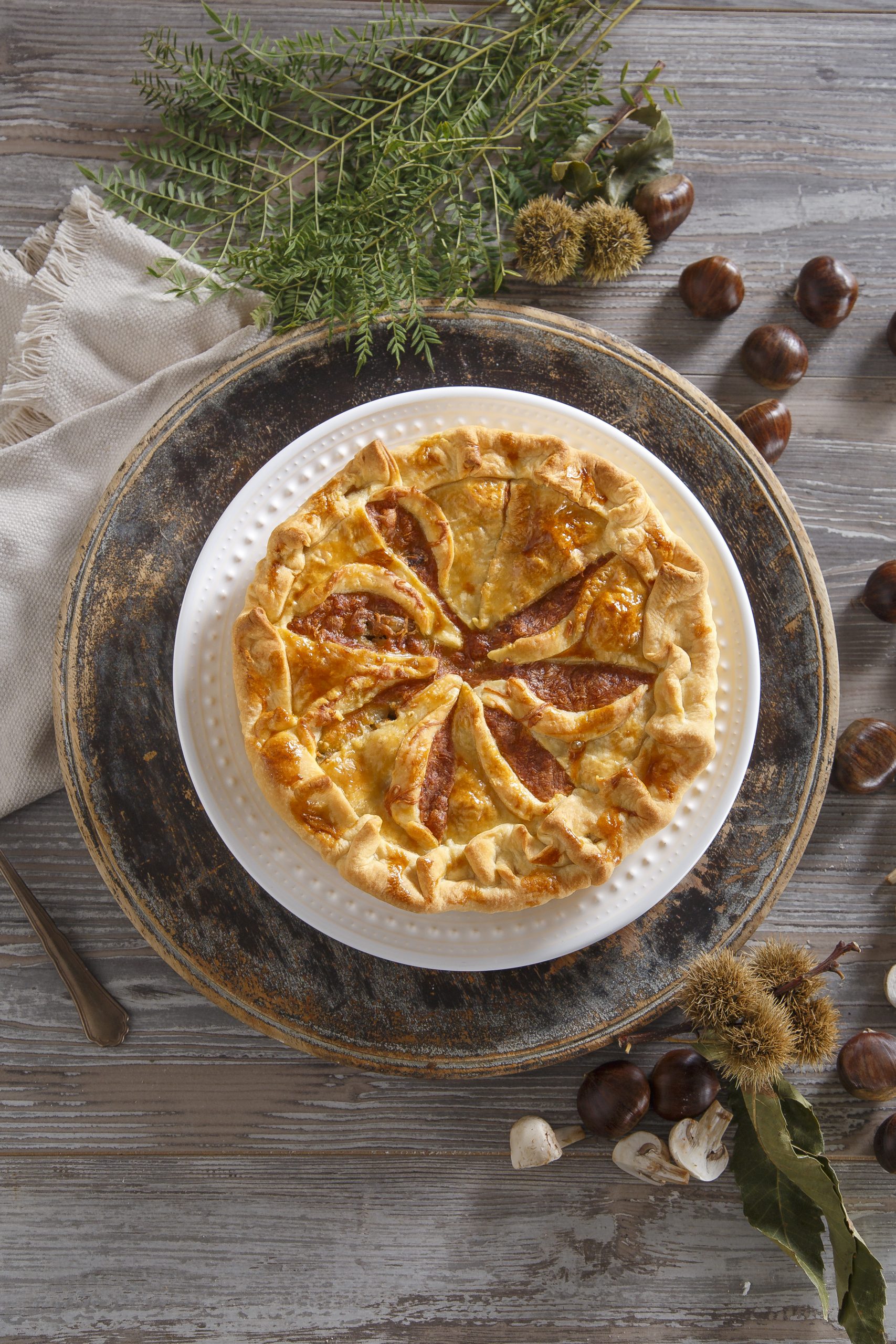 Tarte coberta com cogumelos e castanhas