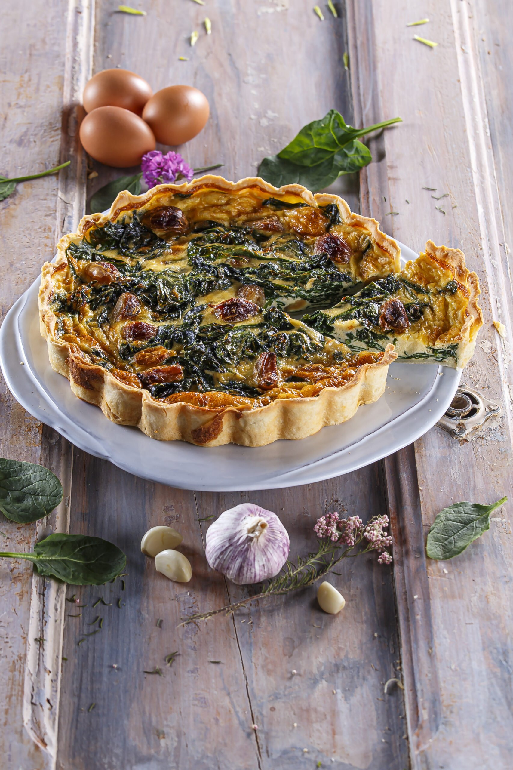 Quiche de espinafres e alho caramelizado