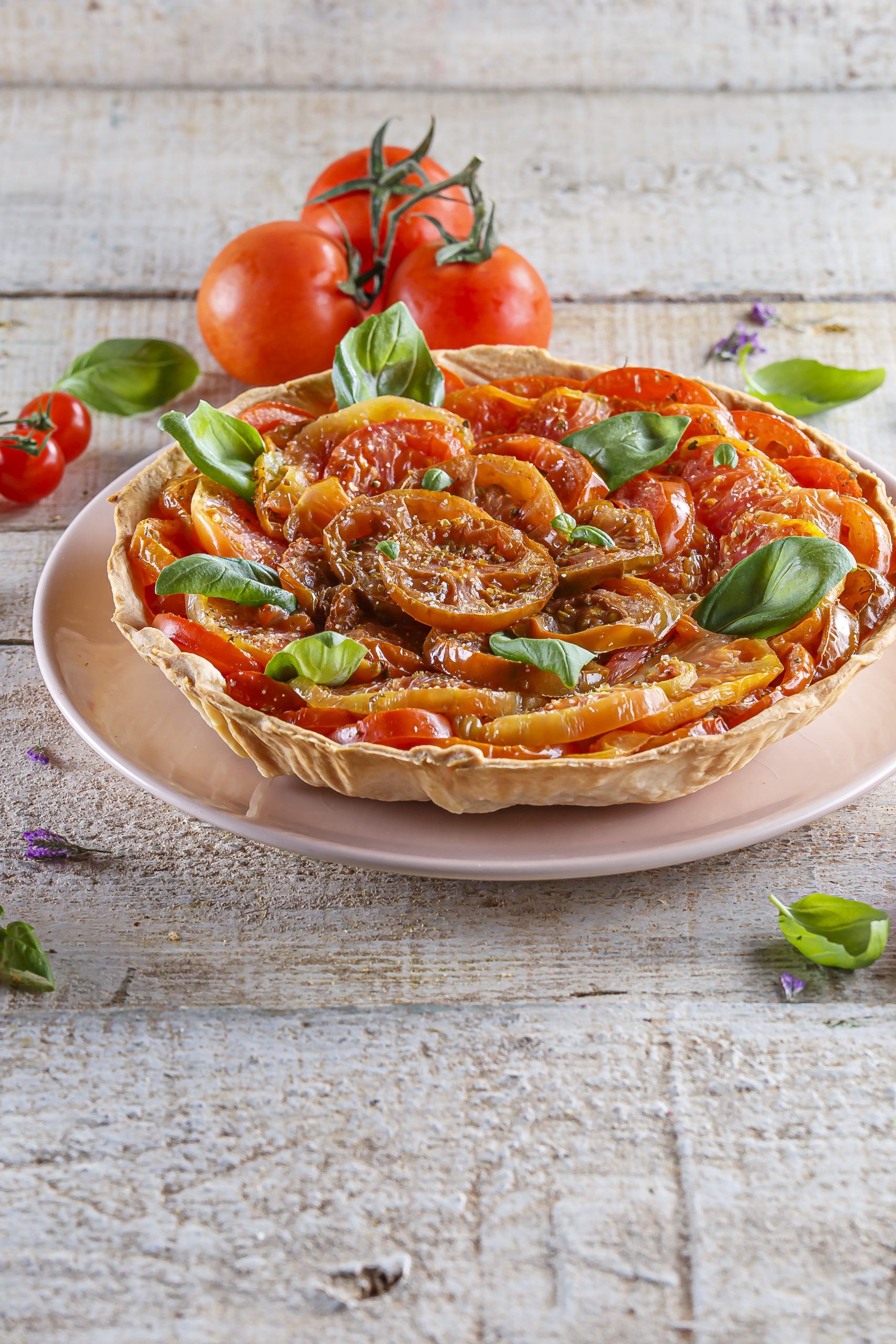 Tarte rústica de tomate e manjericão