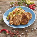 Hambúrguer Tex Mex com salada de couve e abacate