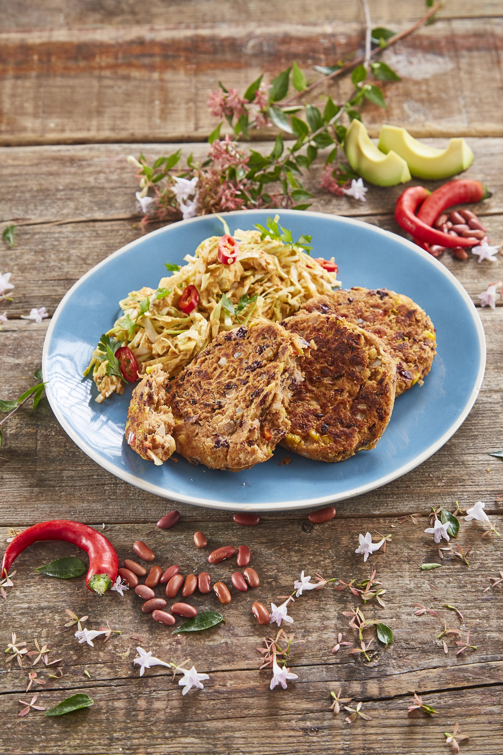 Hambúrguer Tex Mex com salada de couve e abacate