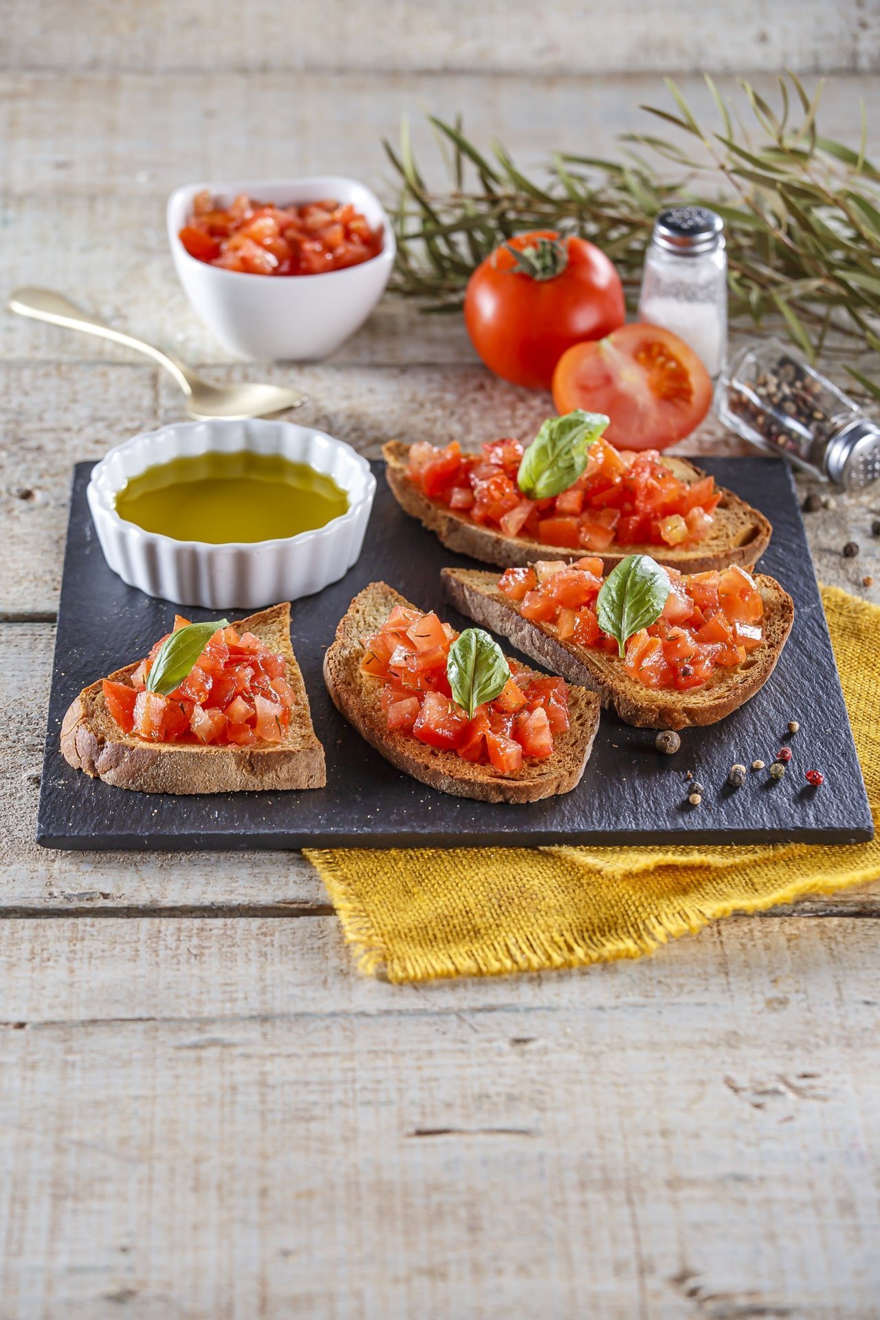 Tiborna de tomate com orégãos