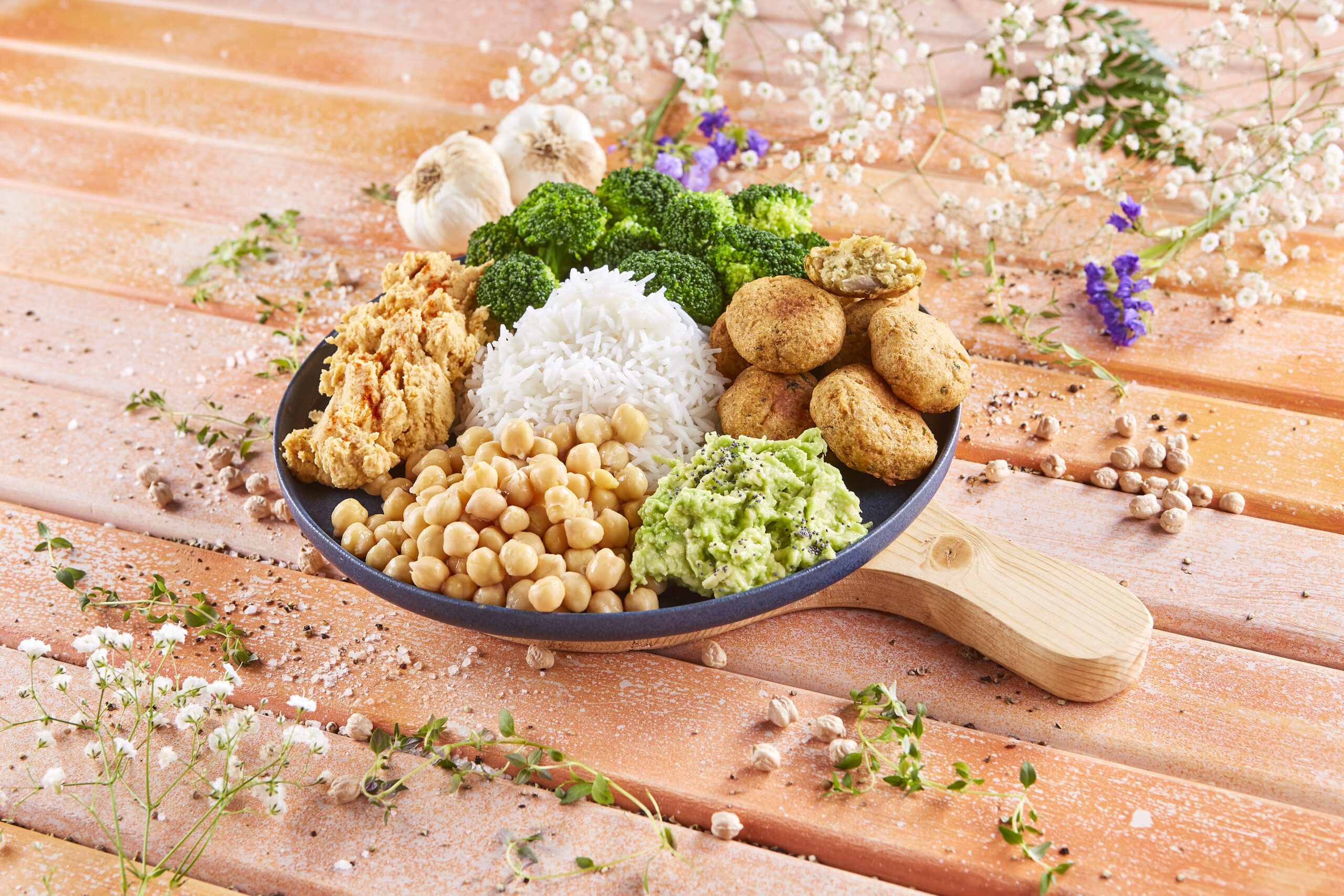 Tigela de faláfel com arroz basmati e húmus