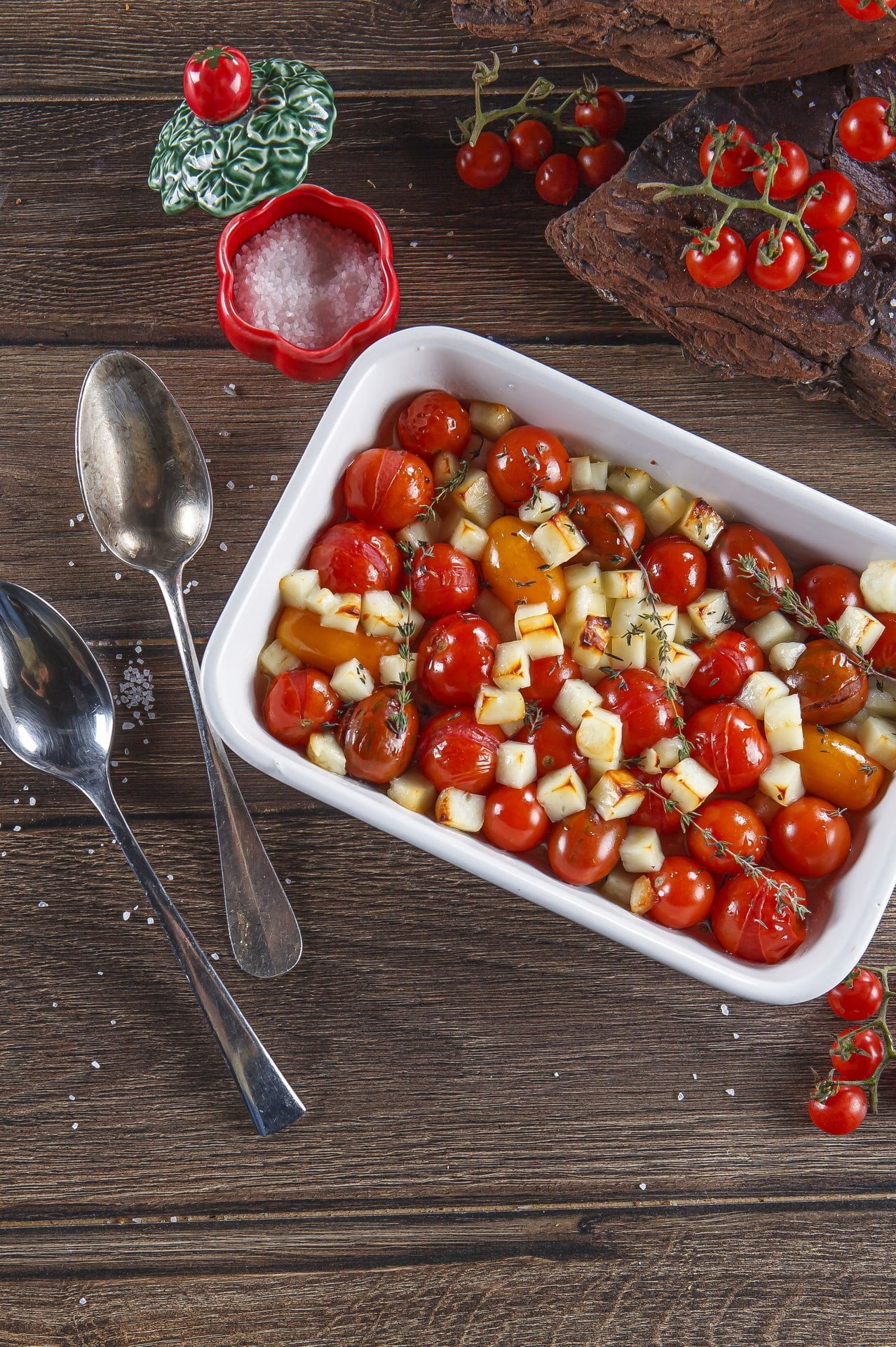 Tomates com queijo halloumi
