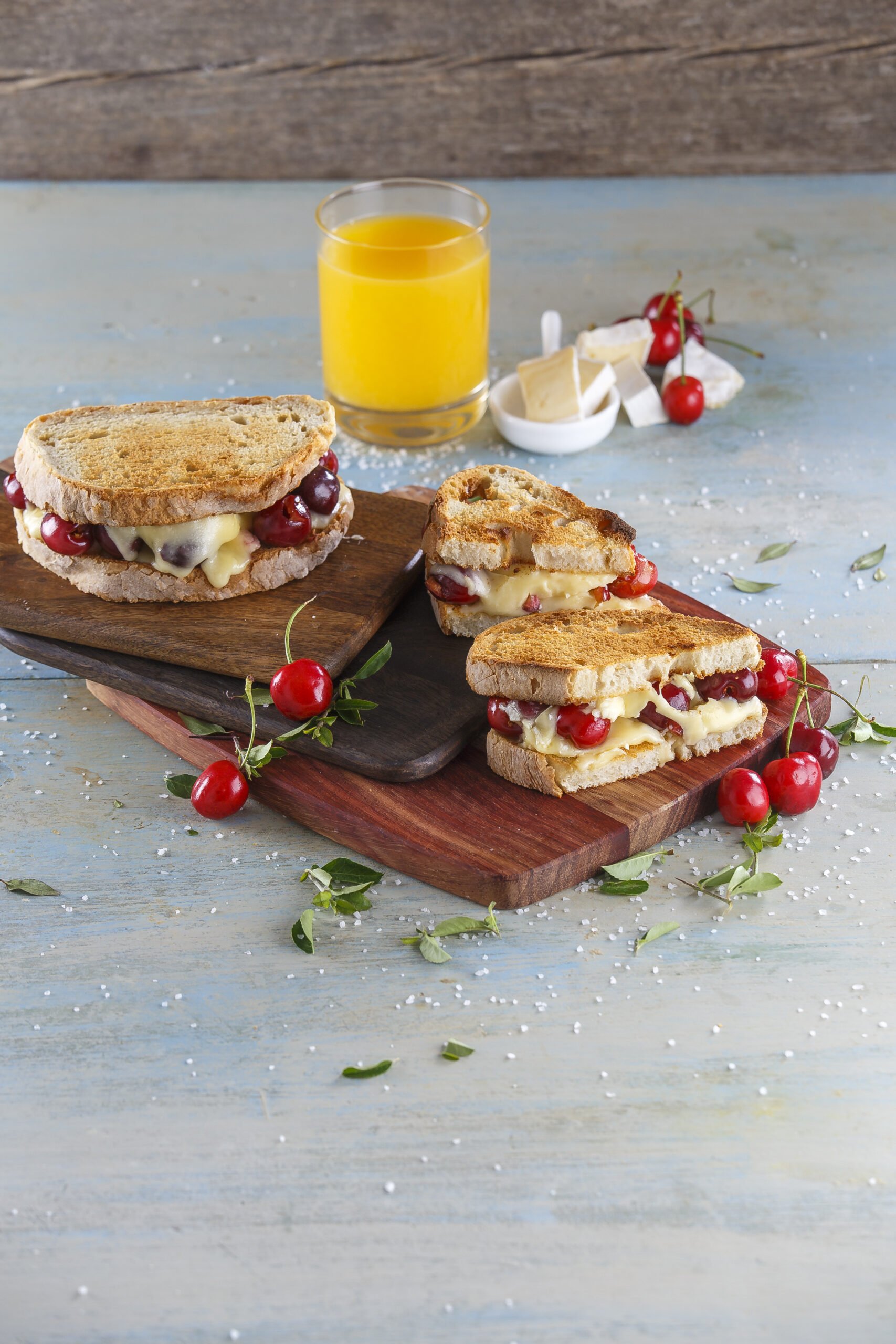 Tostas de cereja e queijo brie