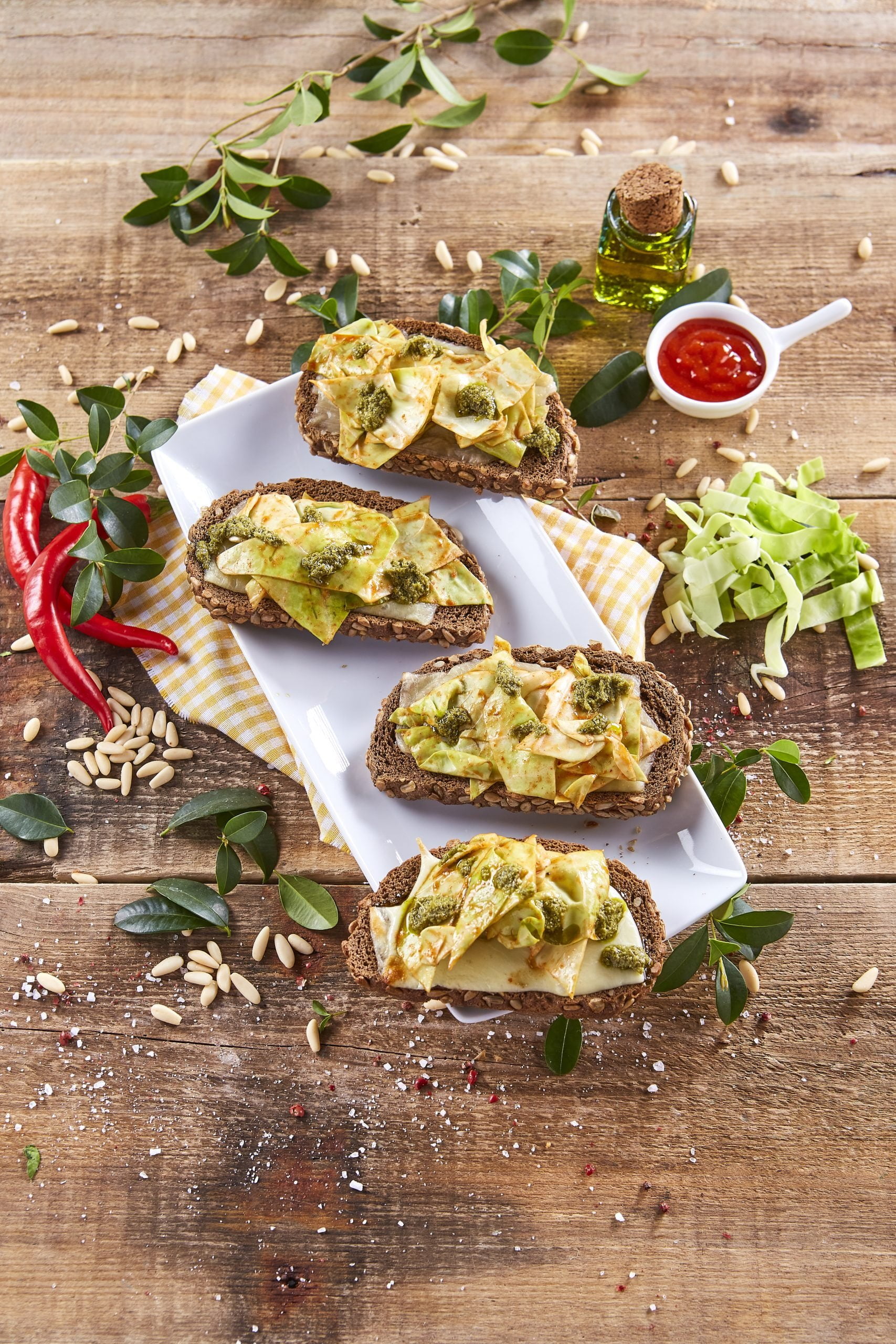 Tostas de couve e pesto
