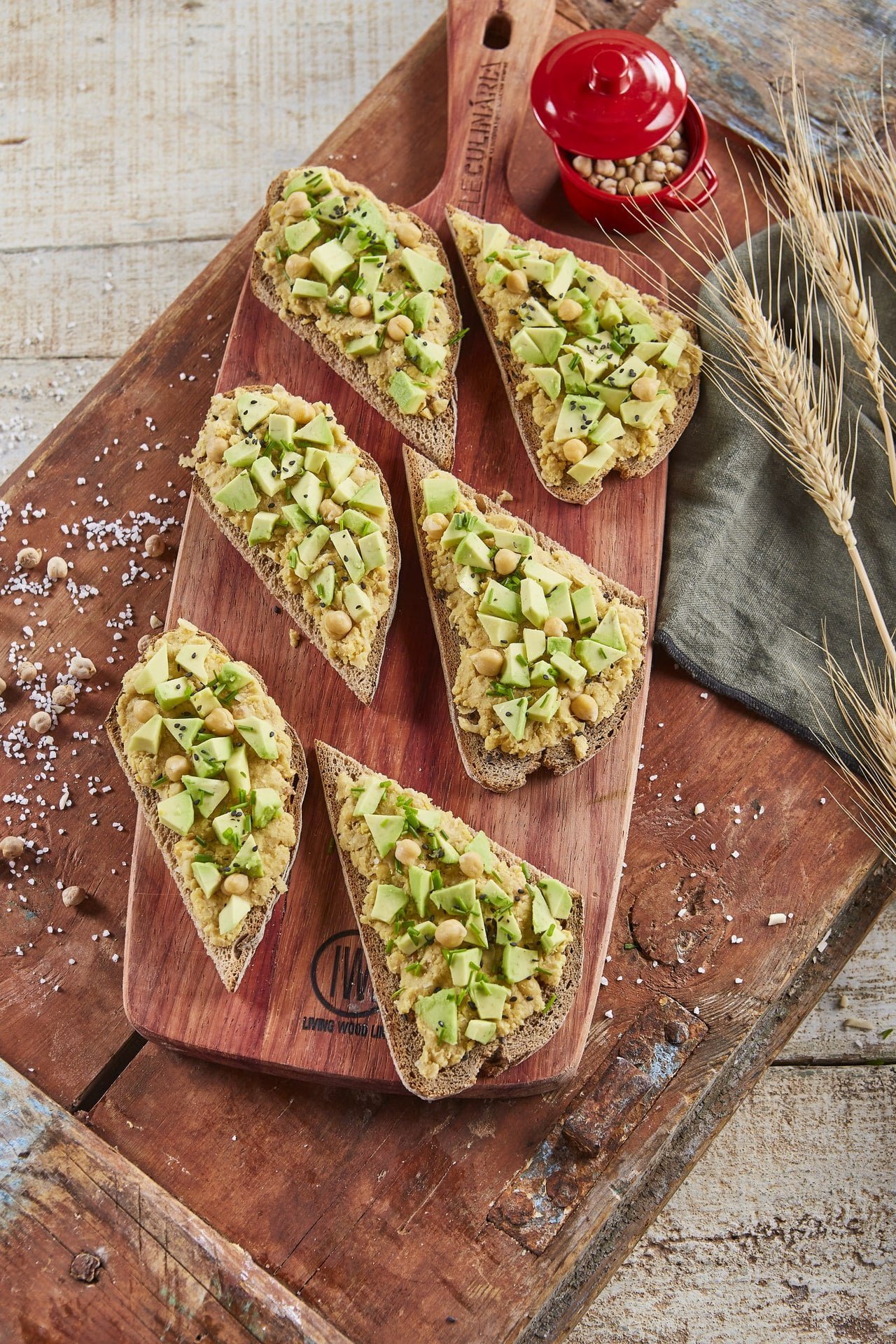 Tosta de grão com abacate