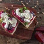 Tosta de hummus de beterraba