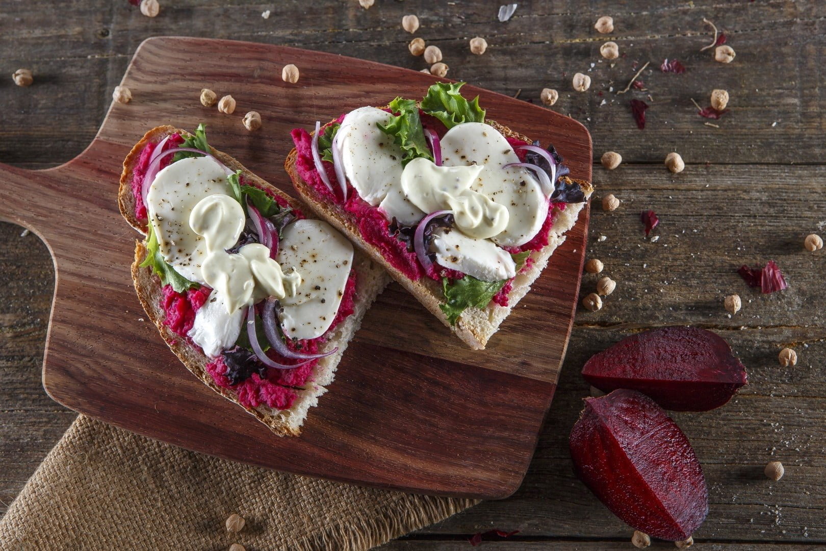 Tosta de hummus de beterraba