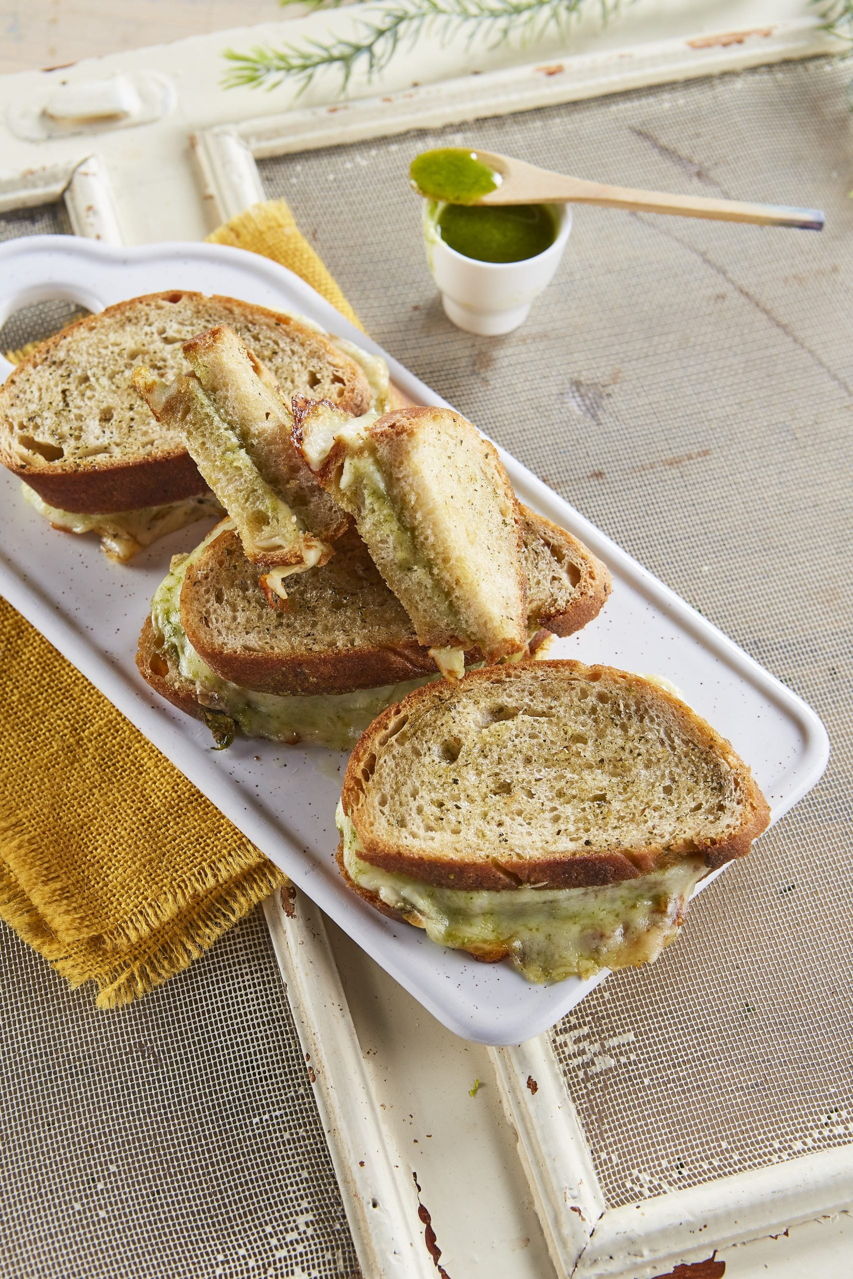 Tostas de queijo com pesto