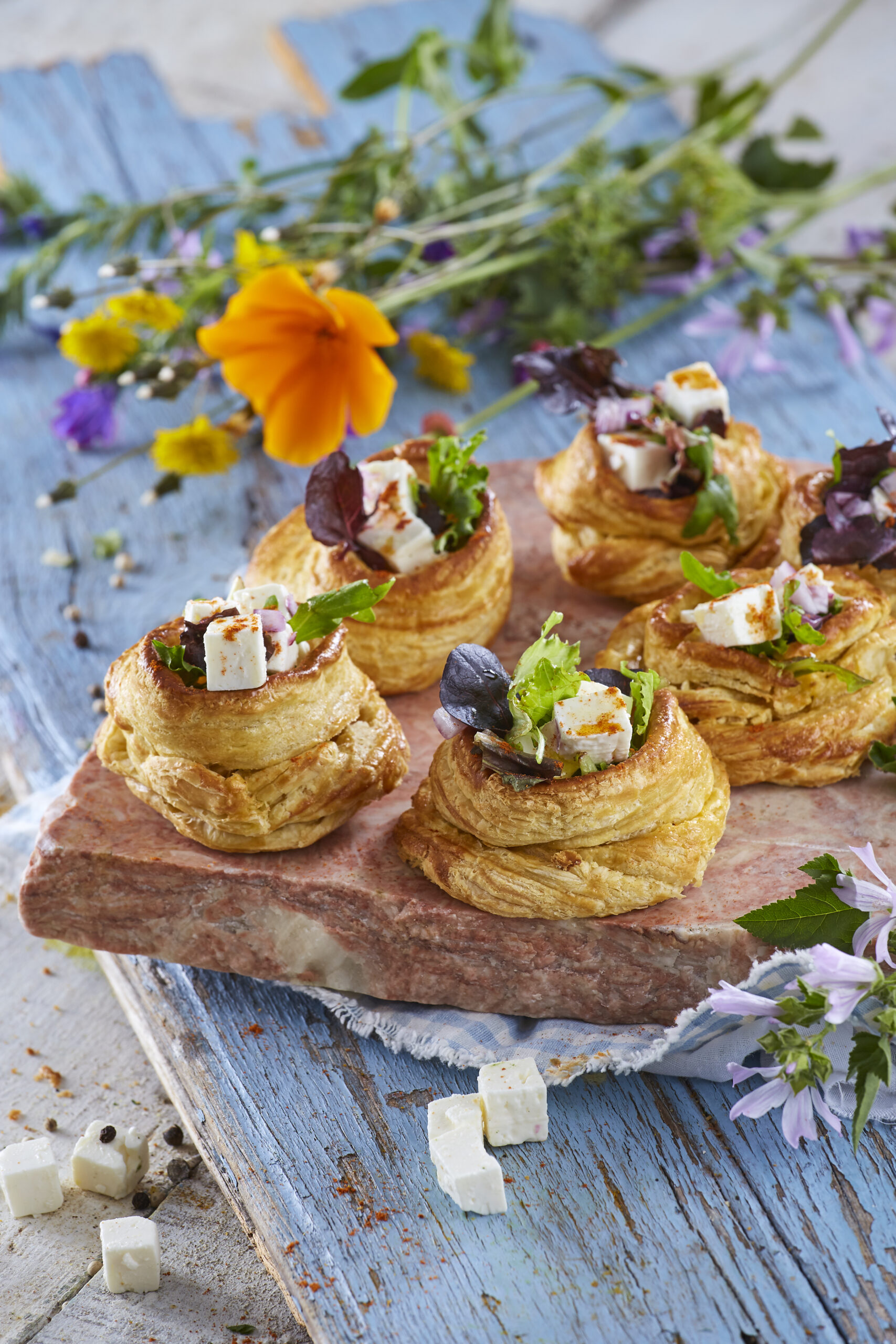 Vol-au-vent de queijo feta e alface