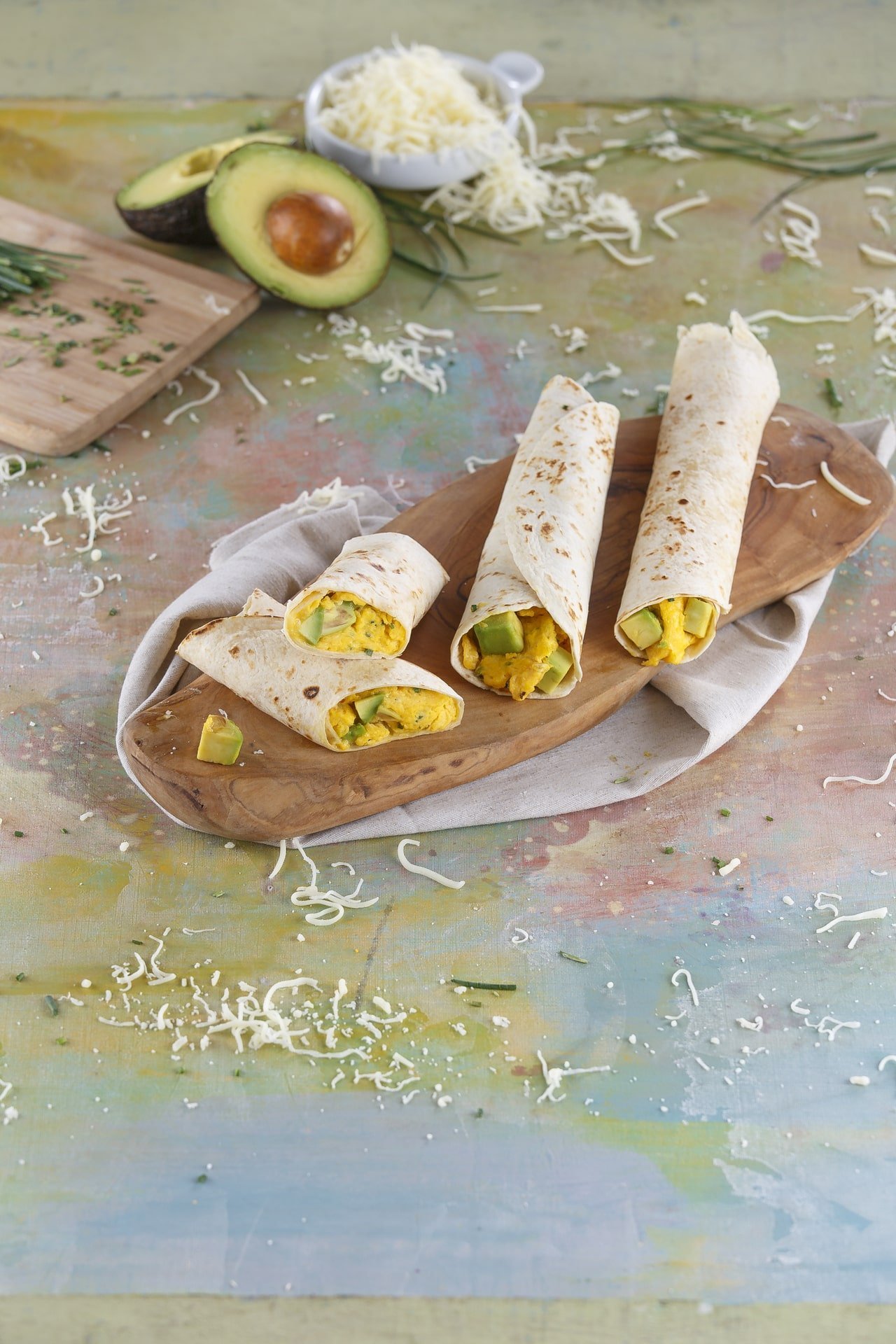 Wraps de ovo mexido e abacate