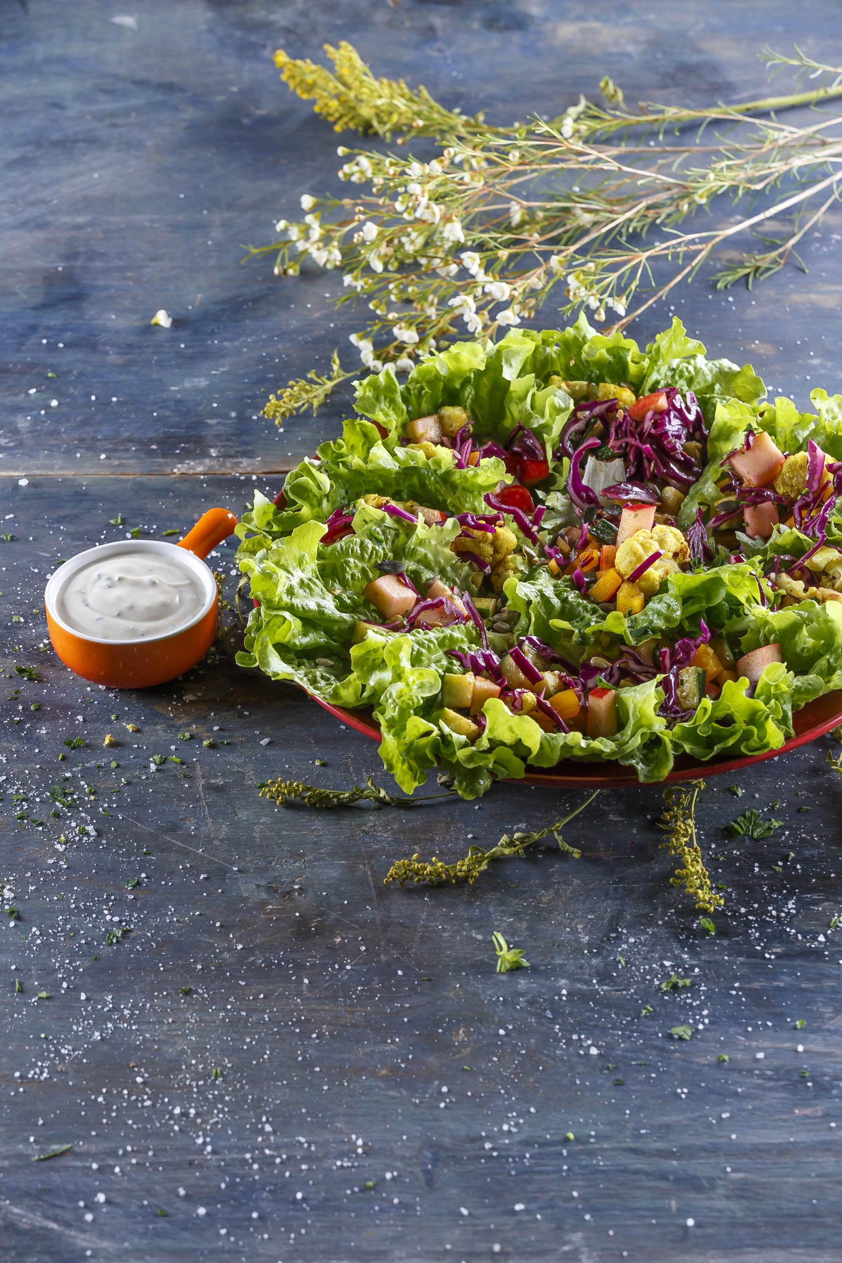 Salada verde com molho de iogurte e soja