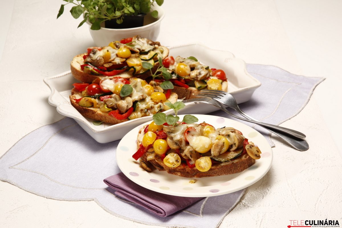 Bruschettas de legumes e mozarela