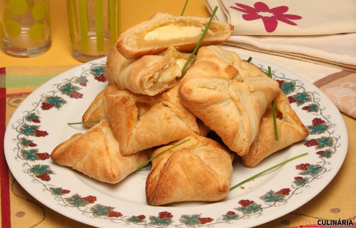 Folhadinhos de queijo camembert