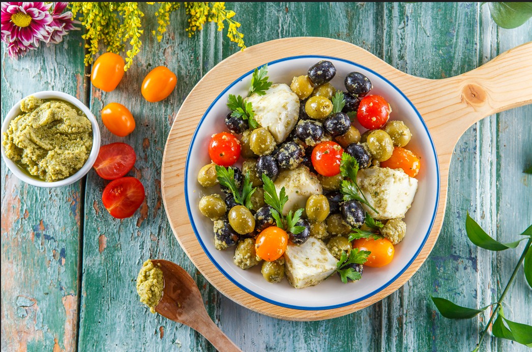 Salada caprese com pesto de azeitonas verdes