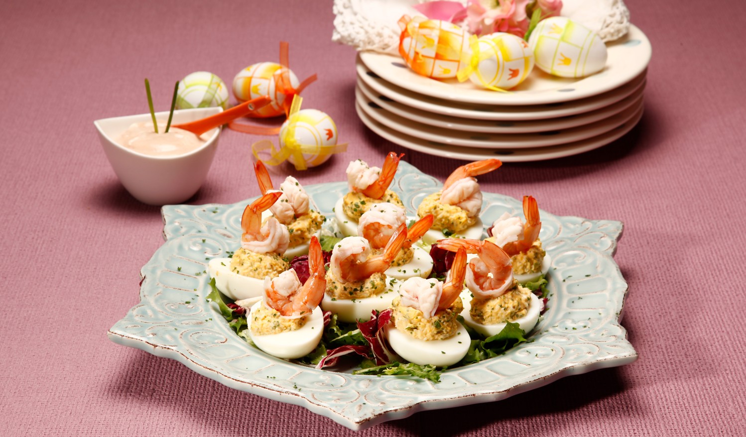 Salada de ovos com camarão e molho cocktail