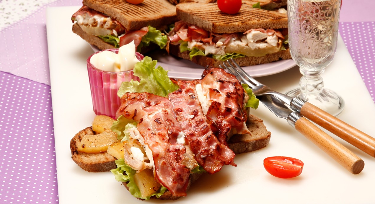 Tostas de frango com bacon e ananás