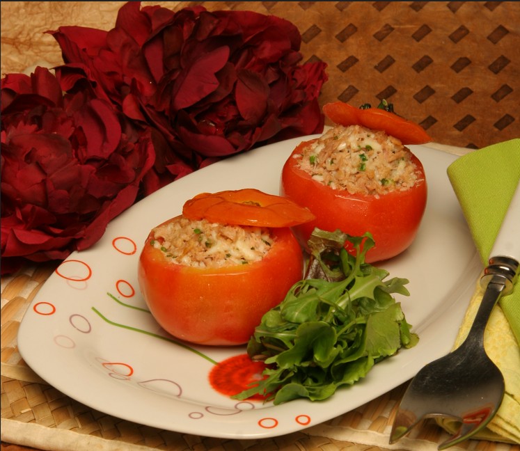 Tomates recheados com queijo e pasta de atum
