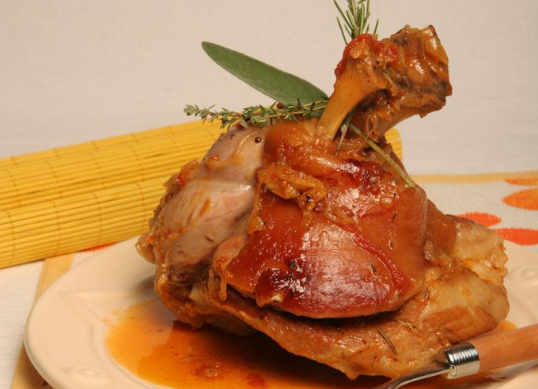 Pernil de porco marinado com ervas