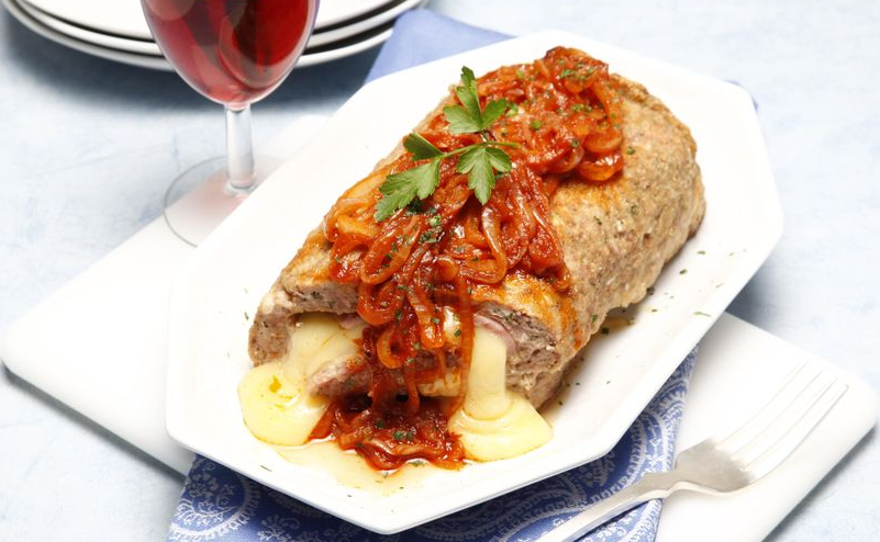 Rolo de carne picada com queijo e fiambre