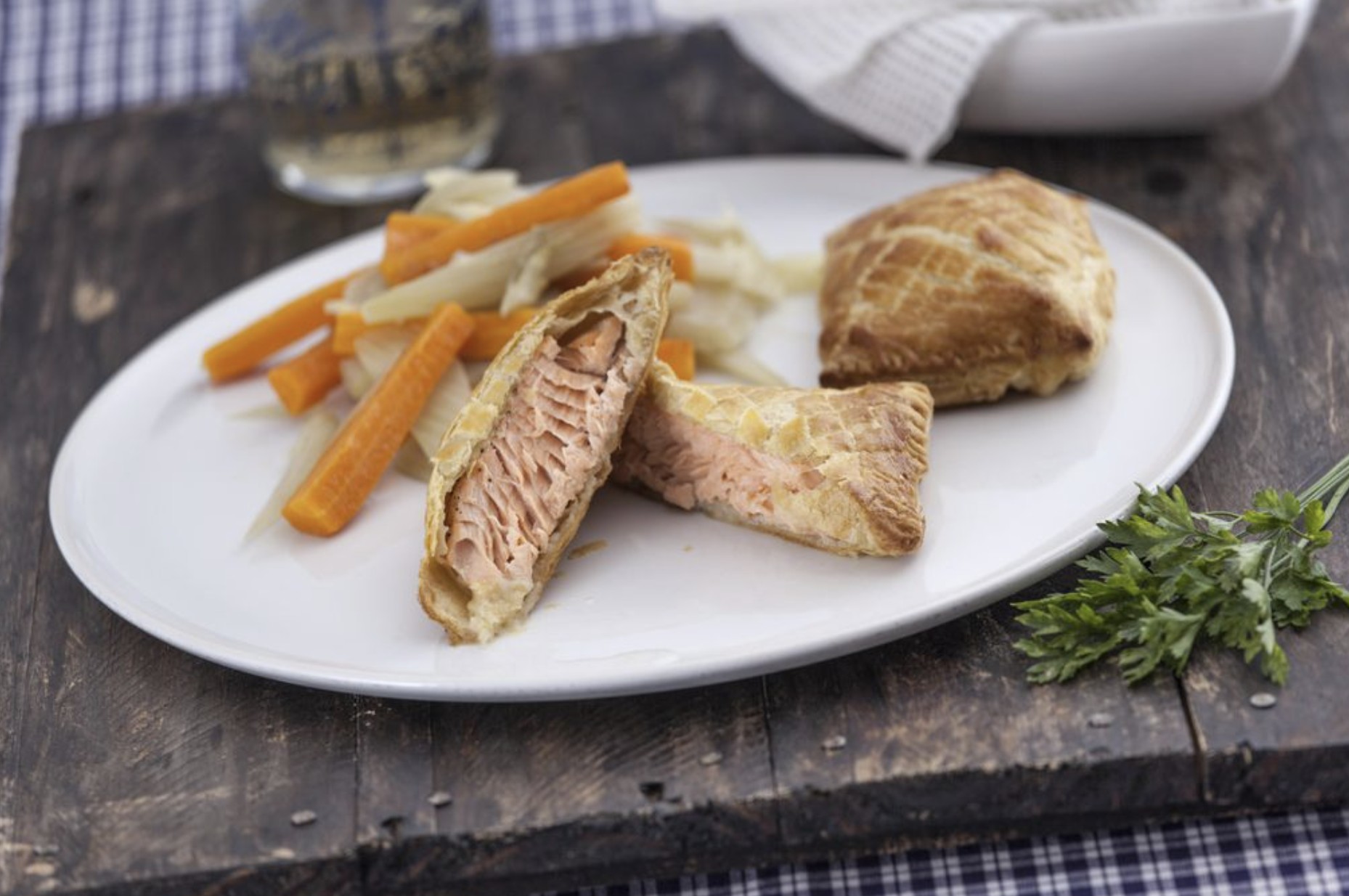 Folhado de salmão com funcho e cenoura