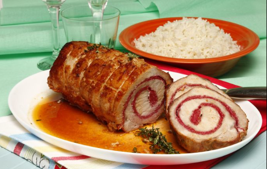 Lombo de porco enrolado em salame