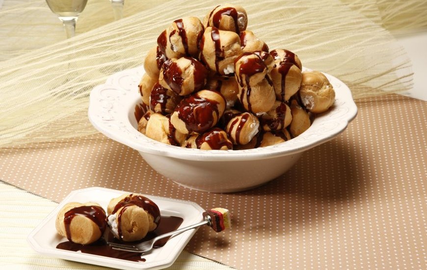 Mini profiteroles com chocolate