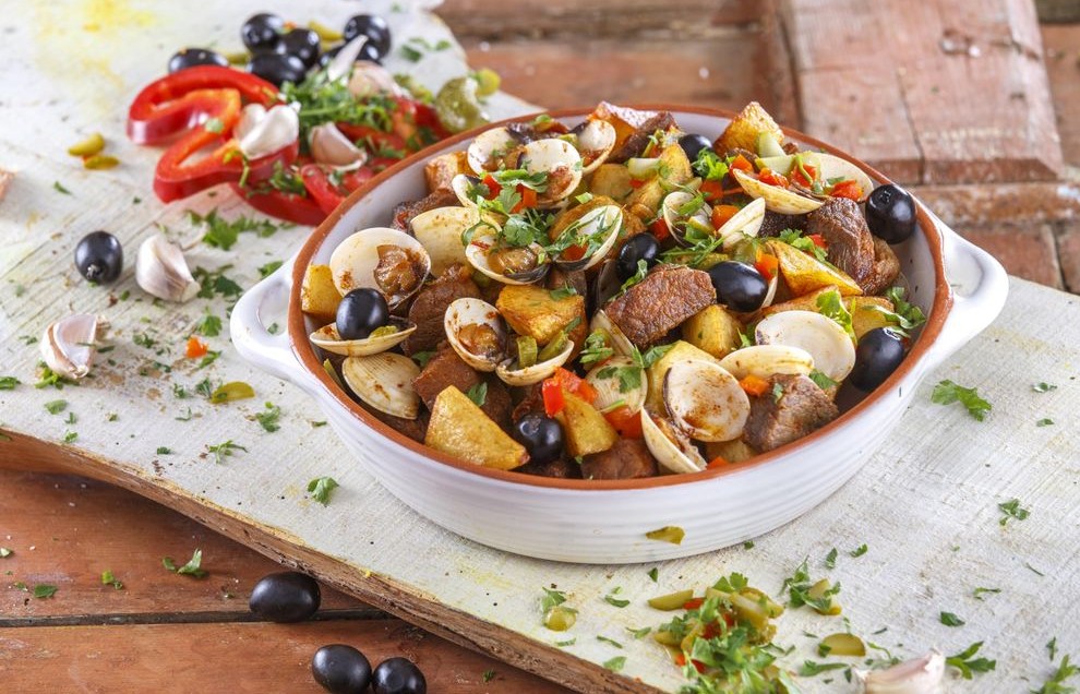 Carne de porco à alentejana
