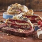 Queijo assado com framboesa e noz pecan