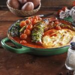 Salsichas enroladas em couve lombarda com puré de batata
